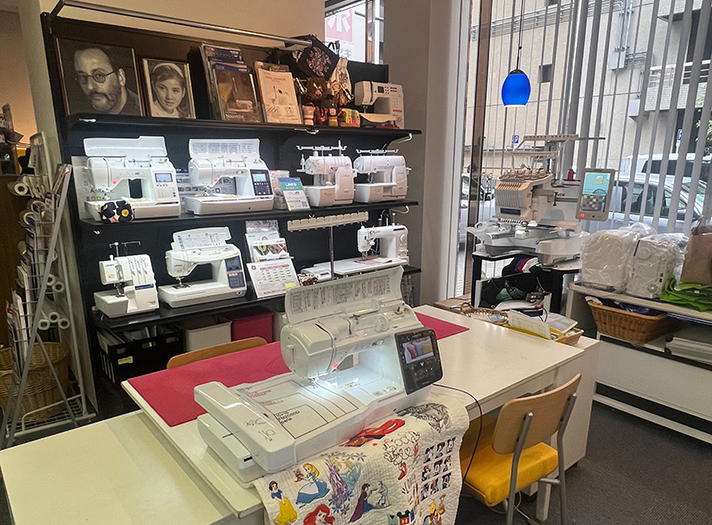 名古屋栄店のミシン展示と作業スペース