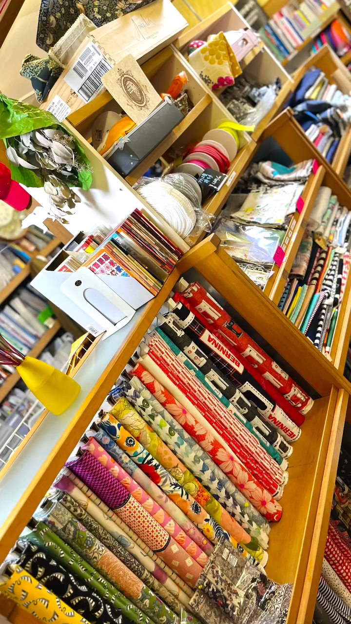 四日市本店の生地棚と店内