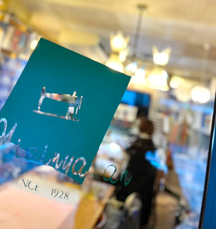 四日市本店入口のロゴ