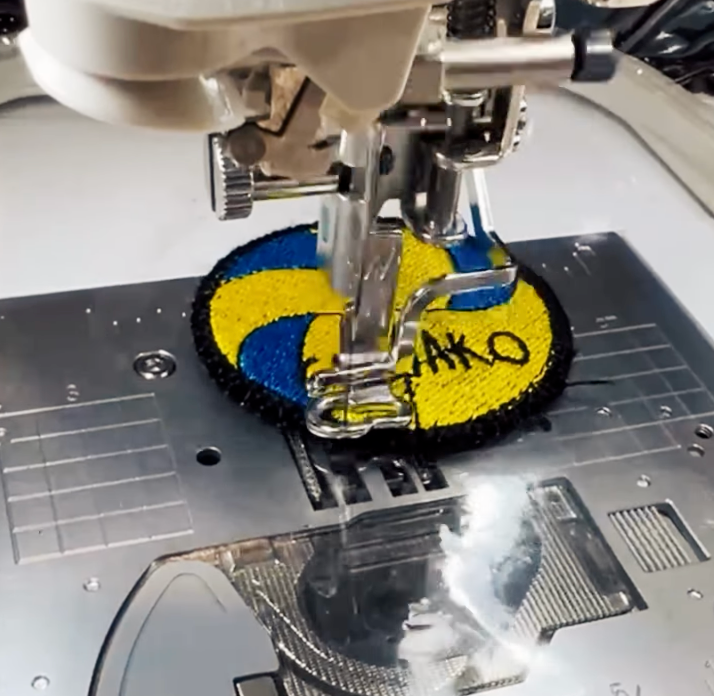 ワッペンづくりとミシン作業のイメージ